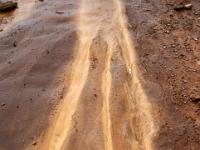 Heißes Rinnsal am Hang im Geysirfeld